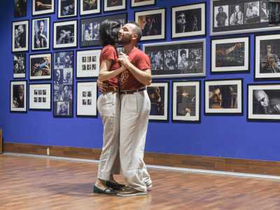 Sulle note dello swing �One O�Clock Jump� di Count Basie eseguono prima il �balboa steps�, una sequenza in otto battute in cui i due si avvicinano spesso l�uno all�altra